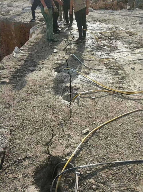 建筑基础土石方工程中专用破石机械的名称与规格解析